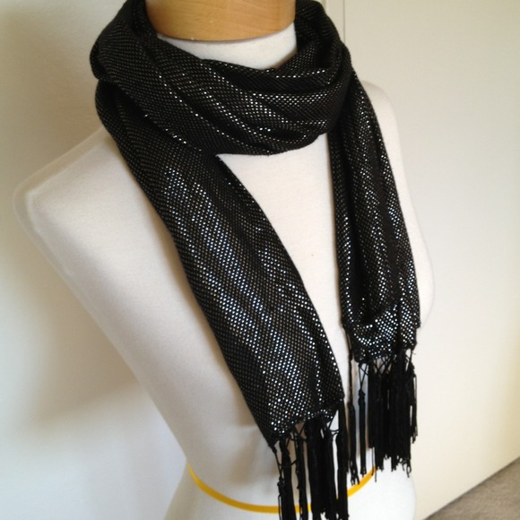 Kenneth Cole Accessories - 💟Sparkling scarf