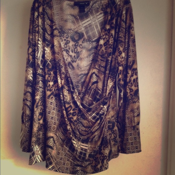 Mixed Black and Brown V neck long sleeve Top.