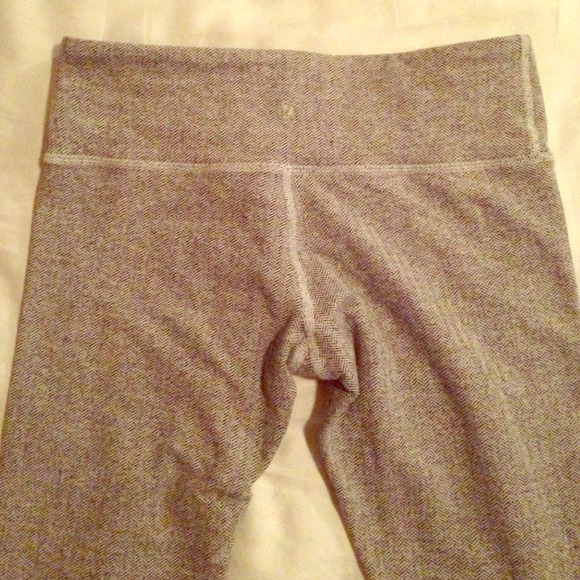 Lululemon Wunder under crops, black and white.
