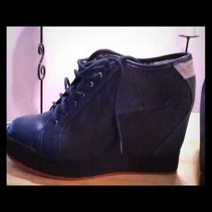 Navy blue wedge sneaker