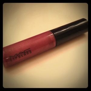 MAC LIPGLASS in "Pop mode"