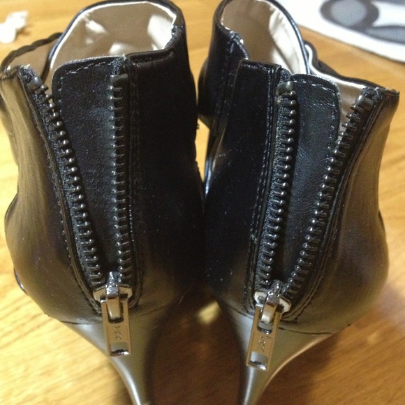 Sexy/Edgy Black Heels!! - Picture 2 of 4