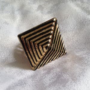 Pyramid Ring 💍