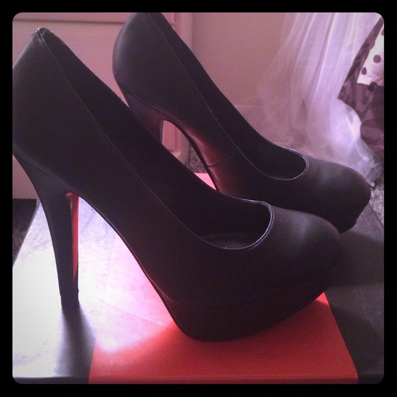 Guess leather black pumps
