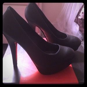 Guess leather black pumps