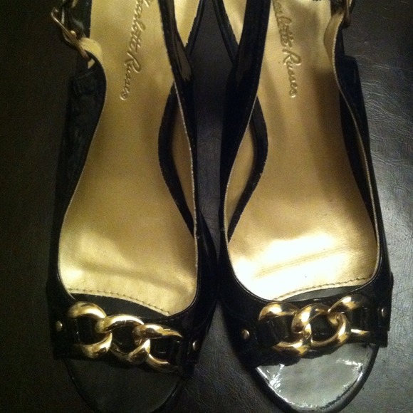 Small heel strap shoes