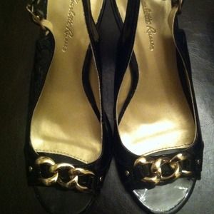 Small heel strap shoes