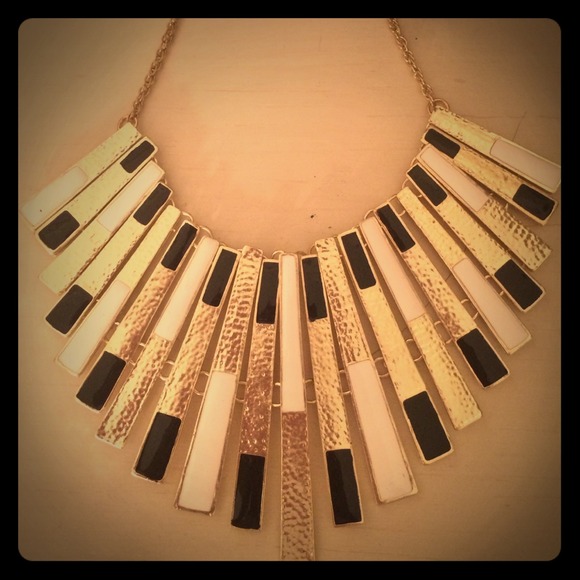 Patterned collar necklace