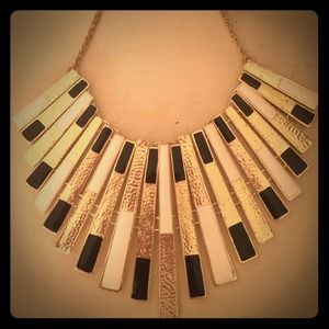 Patterned collar necklace