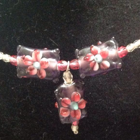 Plum hibiscus lampwork bead necklace - Picture 2 of 2