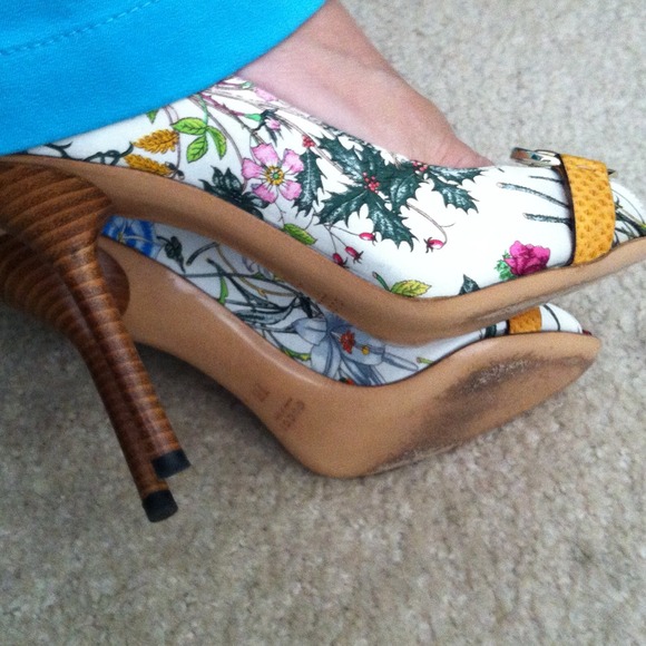 👠3x HOST PICK! Authentic Gucci Floral Heels - Picture 4 of 4