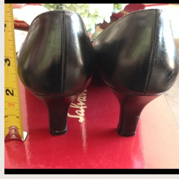 Classic Ganchini Ferragamo black heel - Picture 3 of 4