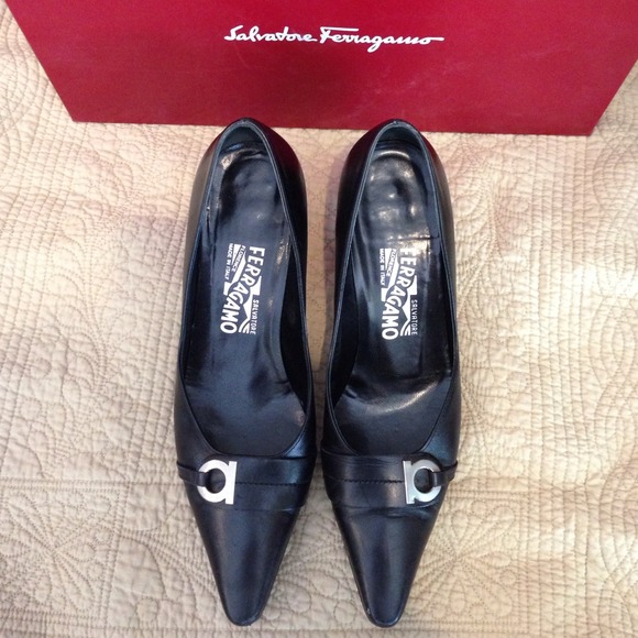 Salvatore Ferragamo Shoes - Classic Ganchini Ferragamo black heel