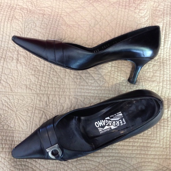 Classic Ganchini Ferragamo black heel - Picture 2 of 4