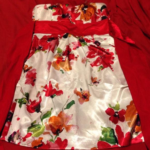 **SOLD**   Strapless flower dress ($25)