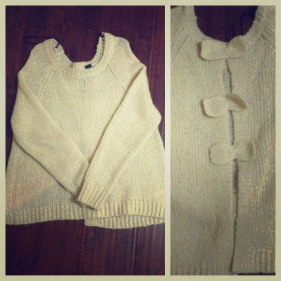 Knitted sweater.