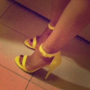 Real love Steve Madden sandal in yellow size 7.5