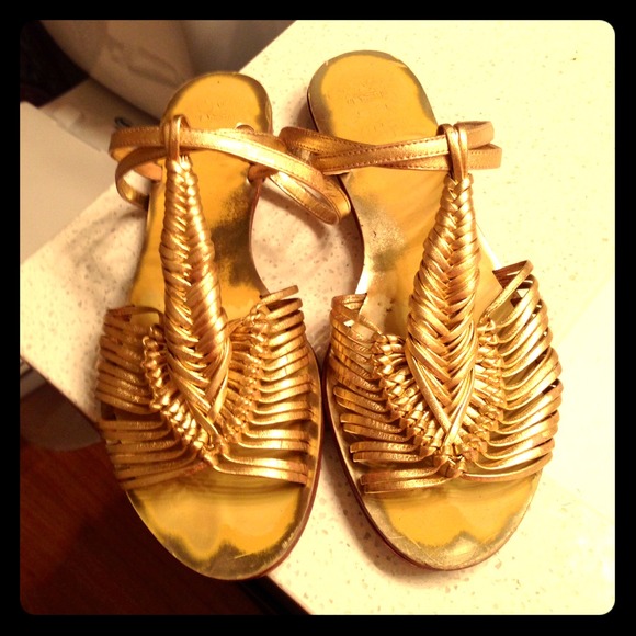 Vince Camuto sz 9.5 strappy gold sandals