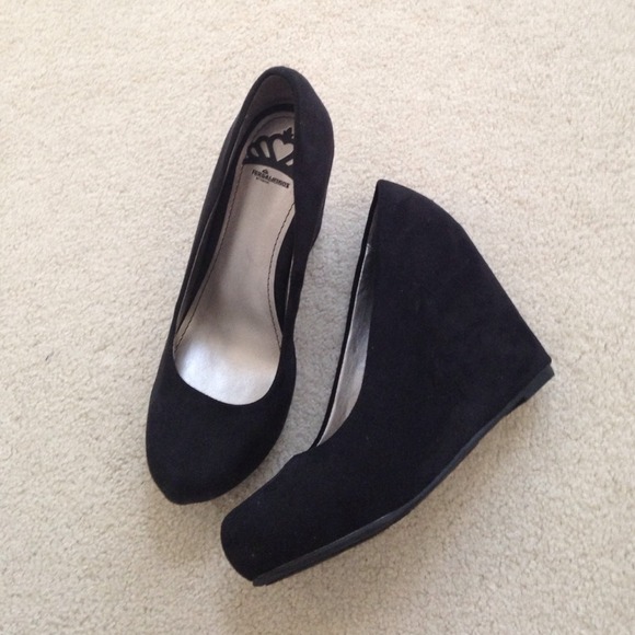 Furgalicious black suede wedge.