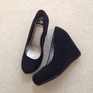 Furgalicious black suede wedge.