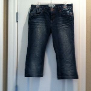 Stonewashed denim capris