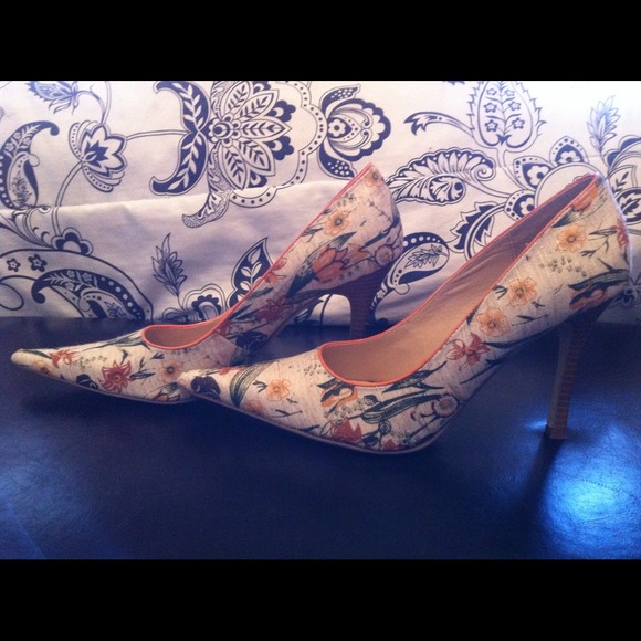 Unique Pumps - Picture 2 of 3