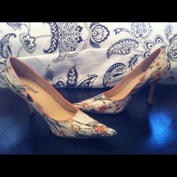 Unique Pumps - Picture 3 of 3