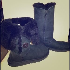 Black uggs, Baily Button