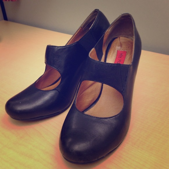 Miz Mooz black leather Mary Jane pumps!