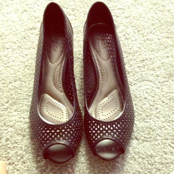 Black wedges