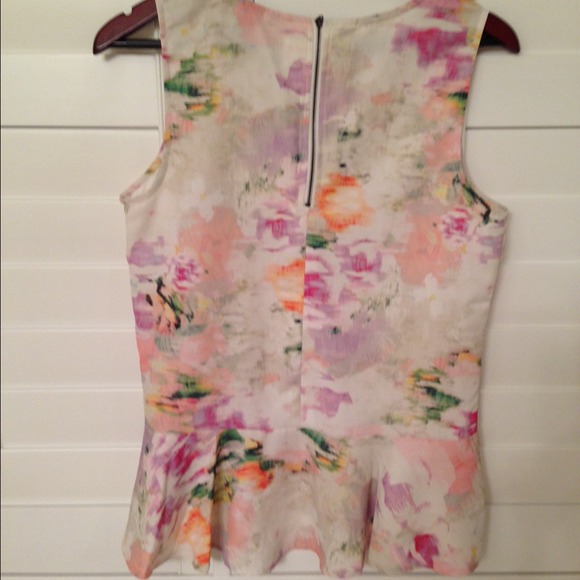 SOLD. H&M Floral Peplum top๐ธ watercolor print๐ธ - Picture 3 of 4