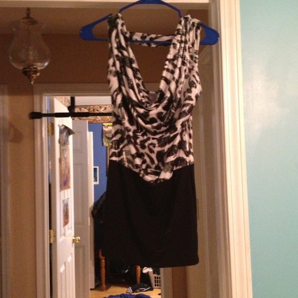 Black and white tank - Picture 1 of 1