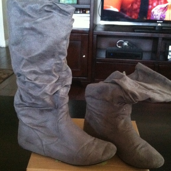 🚫sold🚫Grey boots 👢in bundle