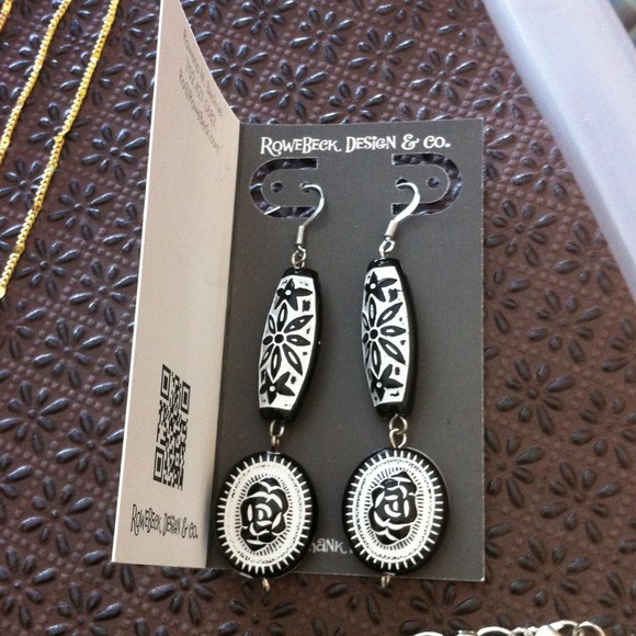 Long Black & White Beaded Necklace - Picture 3 of 4