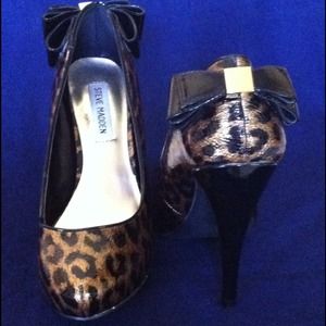 Steve Madden leopard print pumps w/bow accent