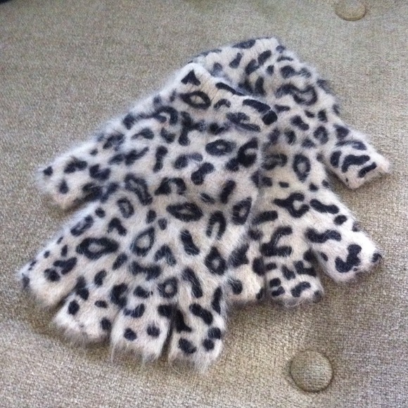 Urban Outfitters adorable fake fur cheetah gloves