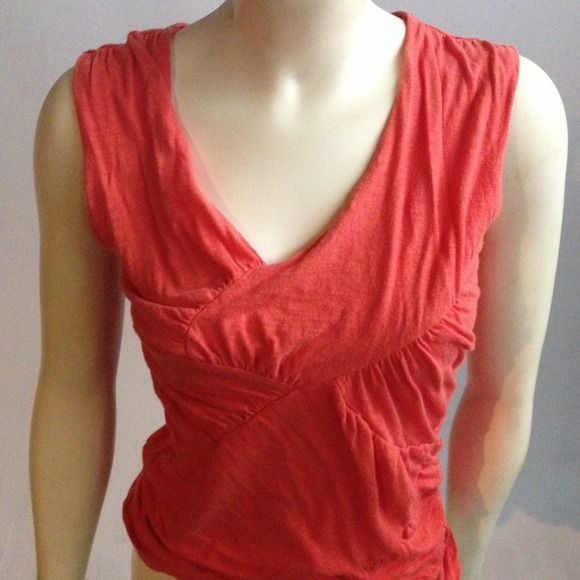 🐱SOLD🐱 Asymmetrical top - Picture 2 of 4