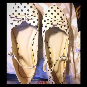 Cute polka dot flats! Love!
