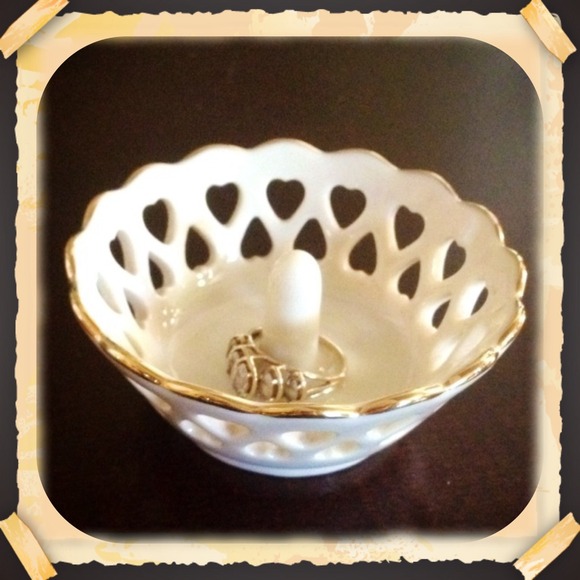 🔴Hold forLeanne Ivory Porcelain Ring Holder