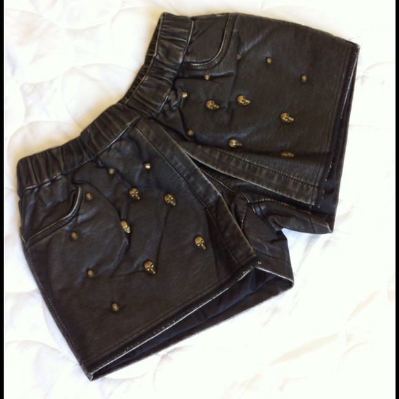 ❌SOLD❌ Studded Skull Shorts/Skirt - Picture 3 of 4