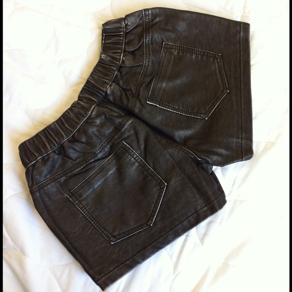 ❌SOLD❌ Studded Skull Shorts/Skirt - Picture 4 of 4