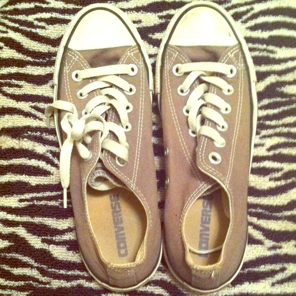 Grey converses