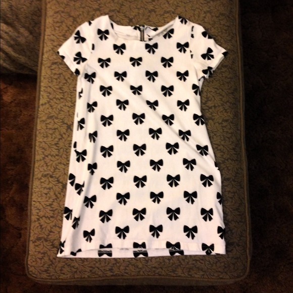H&M Dresses & Skirts - Way cute short sleeved bow tie dress!