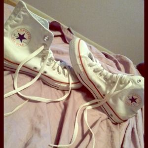 White Chuck Taylor Converse 💕
