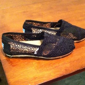 🚫TRADED🚫 Black TOMS