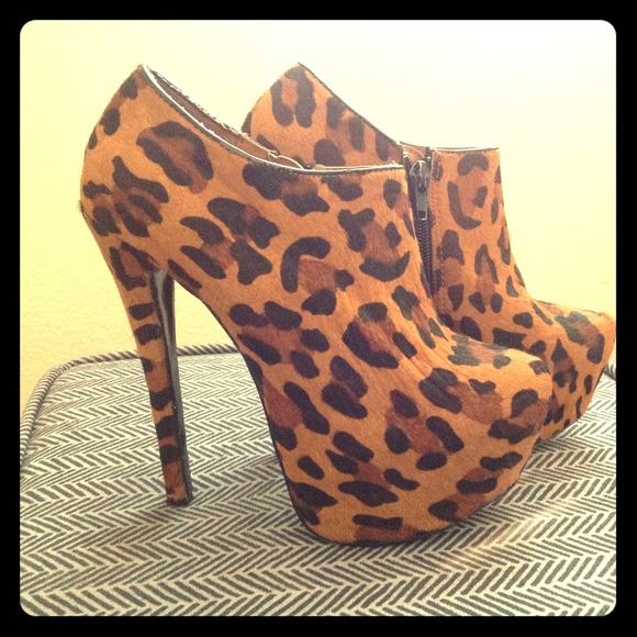 Steve Madden VIPPPER leopard bootie - Picture 1 of 2