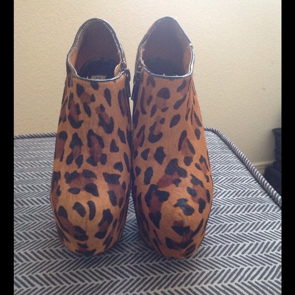 Steve Madden VIPPPER leopard bootie - Picture 2 of 2