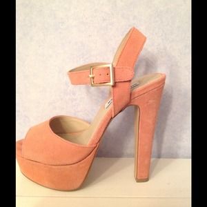 ⛔️SOLD Steve Madden Coral Platform Heels Size 7⛔️