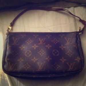 100% auth LV pouchette.price just reduce on 11/11