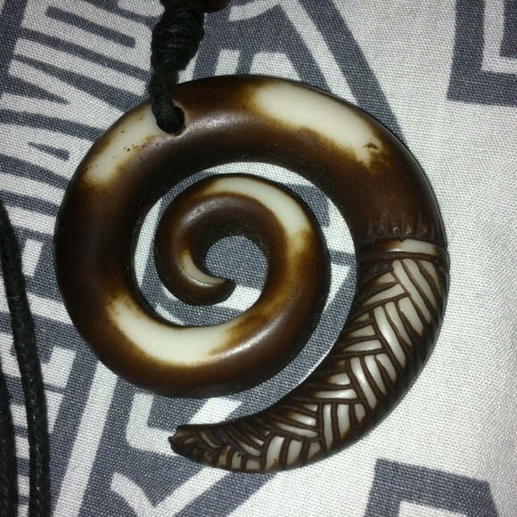 Swirl neck less - Picture 2 of 2